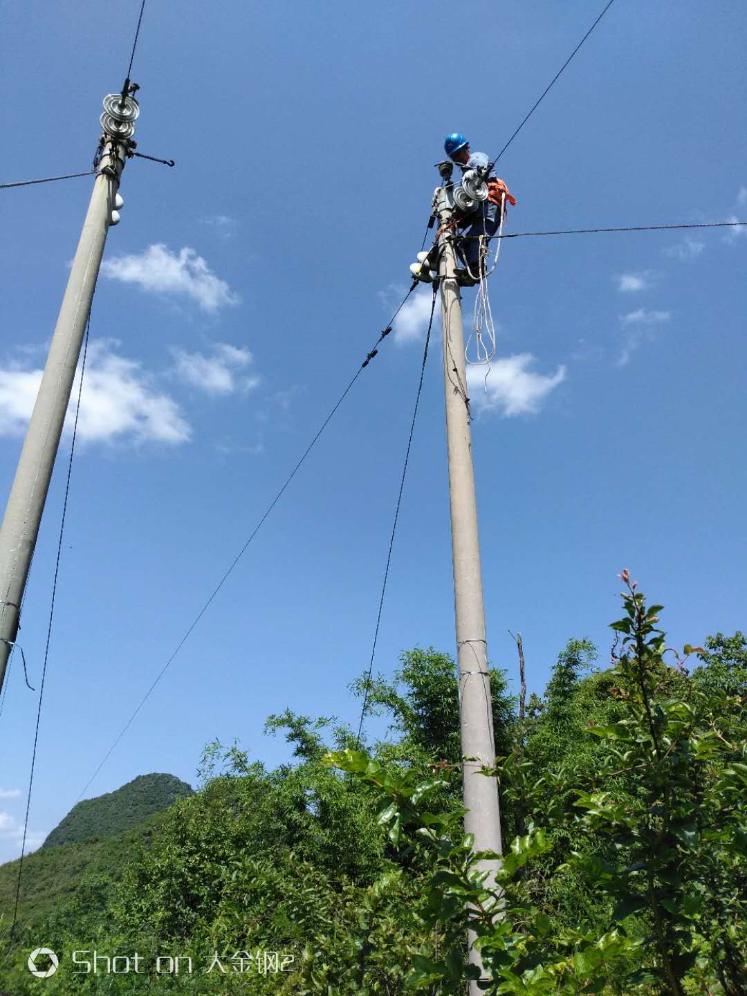 南方電網貴州安順關嶺供電局奮力搶修及時恢復龔家寨村民供電