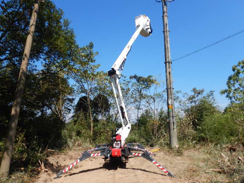 國網寧海縣供電公司引進履帶式絕緣斗臂車 助推”無感停電“體系建設