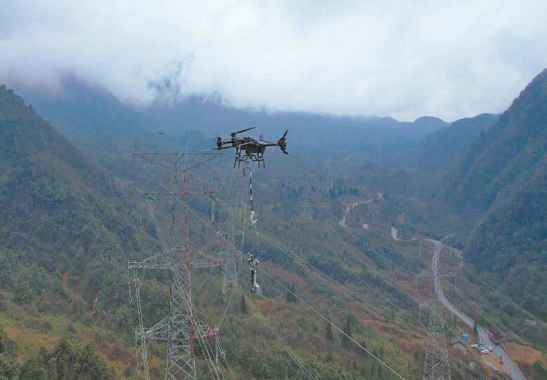 國網四川超高壓公司“無人機+機器人”帶電修補架空光纜