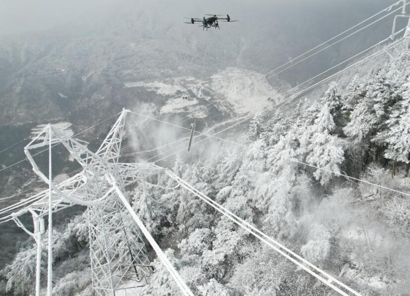 四川開啟無人機除冰 保障電網安全運行