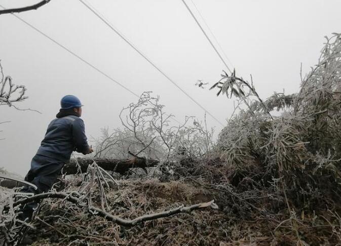 貴陽電網員工元宵節護網巡線