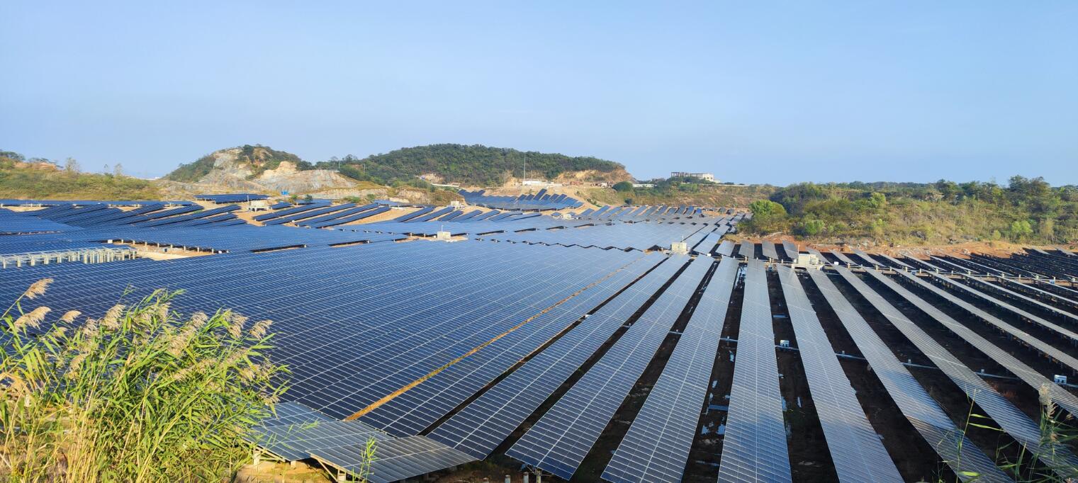 國家能源集團諫壁發電廠松林山灰場光伏電站項目全容量并網發電