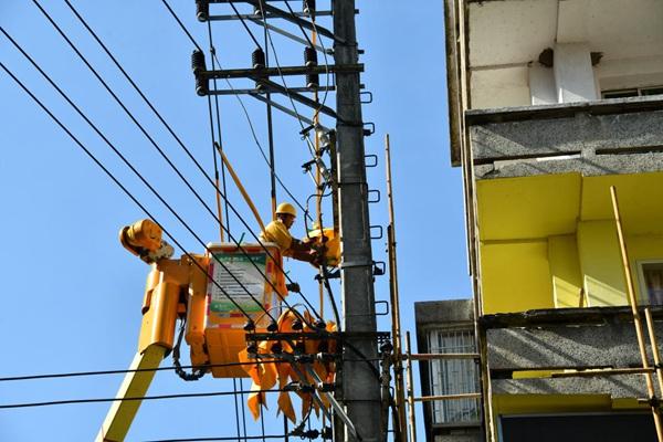 冒高溫帶電作業 消除安全隱患