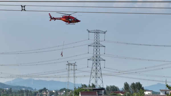 安徽蕪湖供電公司首次利用直升機帶電作業修補架空地線