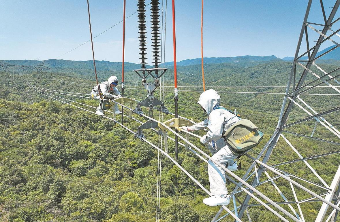 國(guó)網(wǎng)湖北超高壓公司30米高空 帶電消除鐵塔缺陷