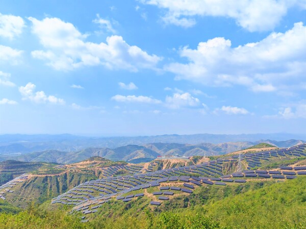 國網綜能山西方山100兆瓦農光互補光伏復合項目全容量并網發電