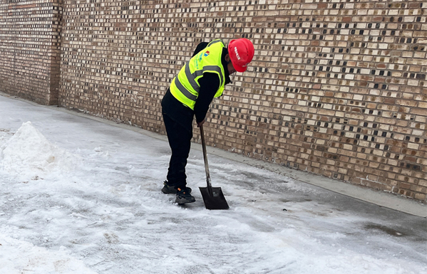 水電三局龍首壩項目掃雪除冰志愿服務便民出行